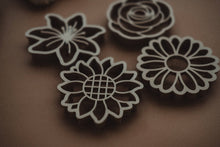 Load image into Gallery viewer, Kinfolk - Mixed Flower Cutter Set - Eco Playdough Tool