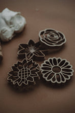 Load image into Gallery viewer, Kinfolk - Mixed Flower Cutter Set - Eco Playdough Tool