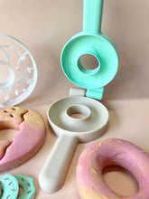 Load image into Gallery viewer, Beadie Bug Play - Eco Donut Making Kit - Mint Icing
