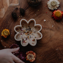 Load image into Gallery viewer, Kinfolk Pantry - Flower Eco Mould