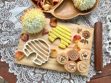 Load image into Gallery viewer, Beadie Bug Play - Hive Bio Cutter