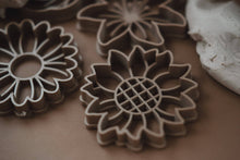 Load image into Gallery viewer, Kinfolk - Mixed Flower Cutter Set - Eco Playdough Tool
