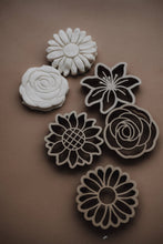 Load image into Gallery viewer, Kinfolk - Mixed Flower Cutter Set - Eco Playdough Tool