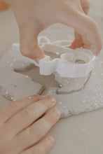 Load image into Gallery viewer, Beadie Bug Play - Baby Bilby Bio Cutter