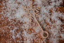 Load image into Gallery viewer, Kinfolk Pantry - Snowflake Bubble Wand - Eco Sensory Toy
