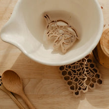 Load image into Gallery viewer, Kinfolk Pantry - Teddy Bear Bee &amp; Honey Comb Eco Cutter™ Set

