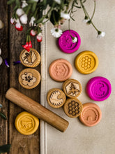 Load image into Gallery viewer, Beadie Bug Play - Wooden Bee Stamps
