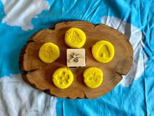Load image into Gallery viewer, Open Hand Learning - TODDLER PLAY DOUGH STAMP - BEE
